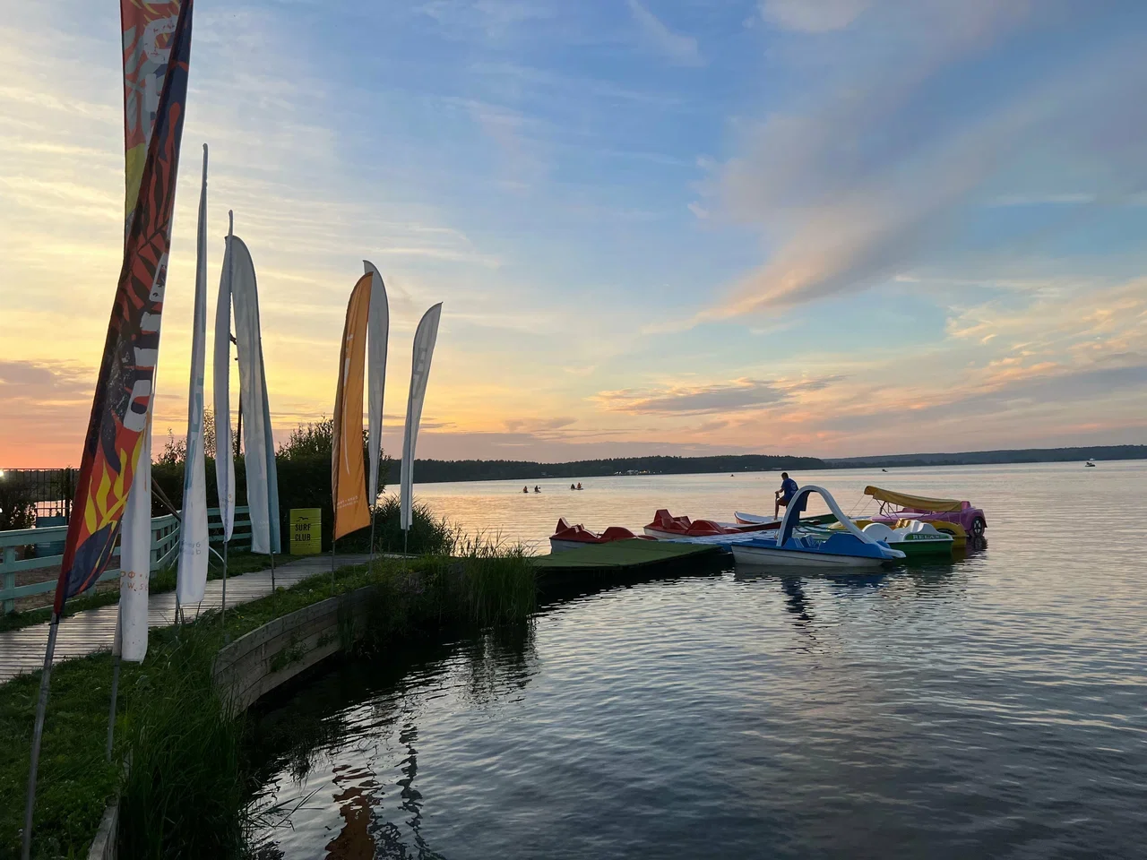 Фото Городской пляж на озере Сенеж - развлечение в Москве | Досугатор